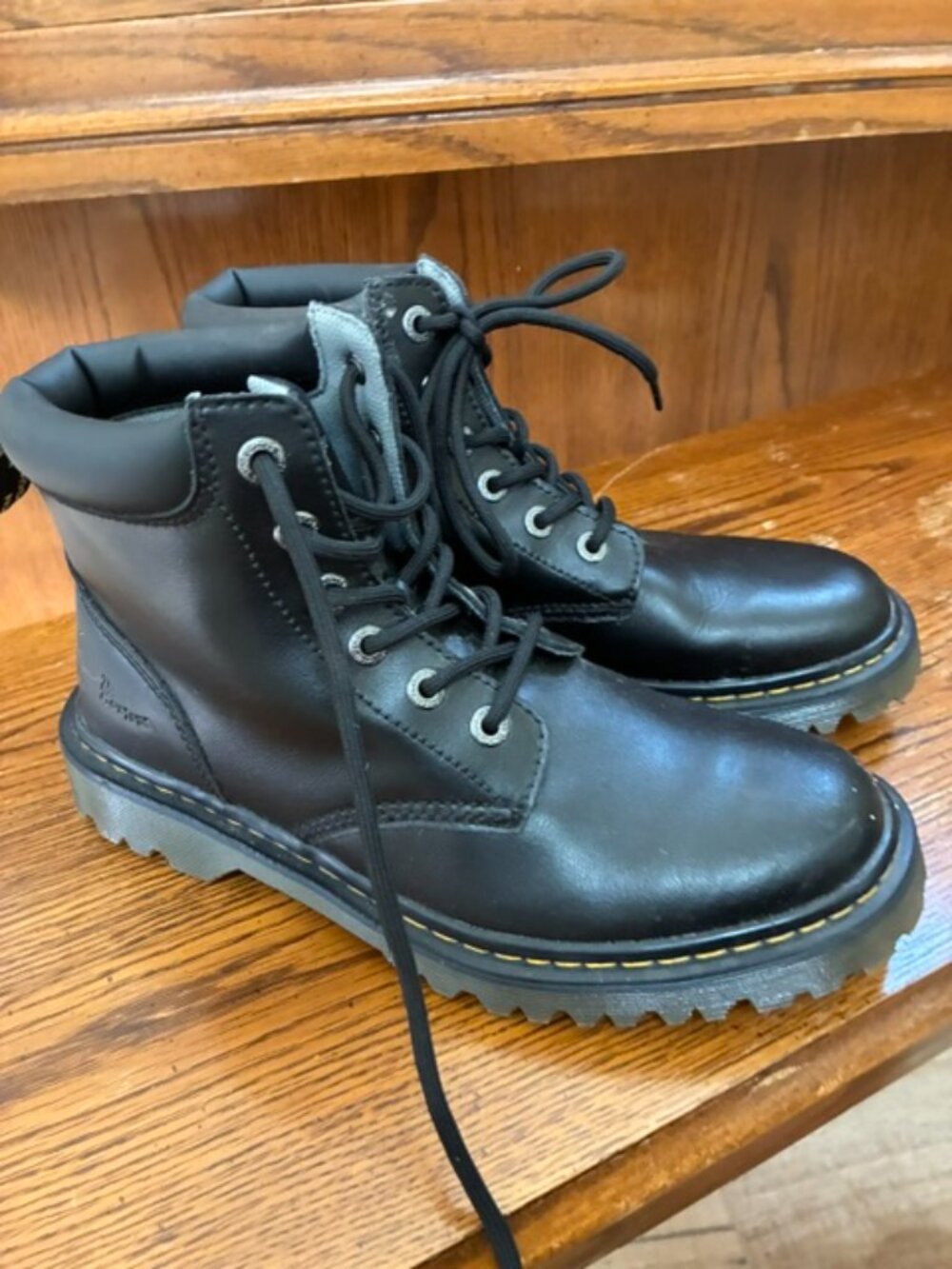 “The Orginal” Dr. Martens Black Lace-Up Leather Boots, size 8 Men, Like New!